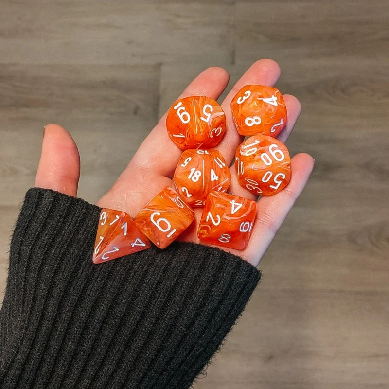 Chessex Mega‑Hedral - Festive Dahlia/white Dice Set (20mm)