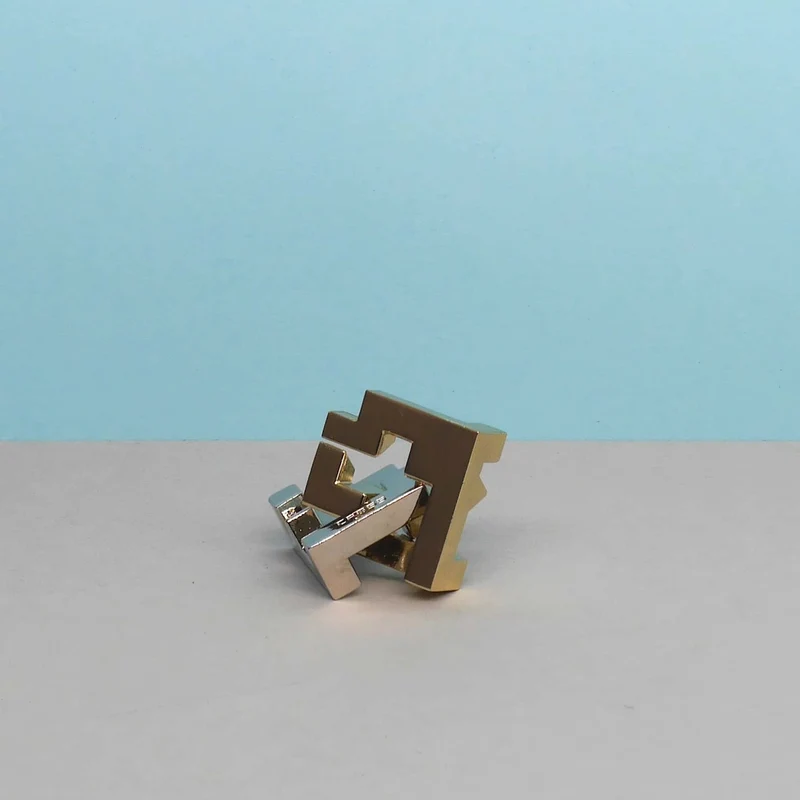 HUZZLE CAST CROSS - raffiniertes Denkspiel