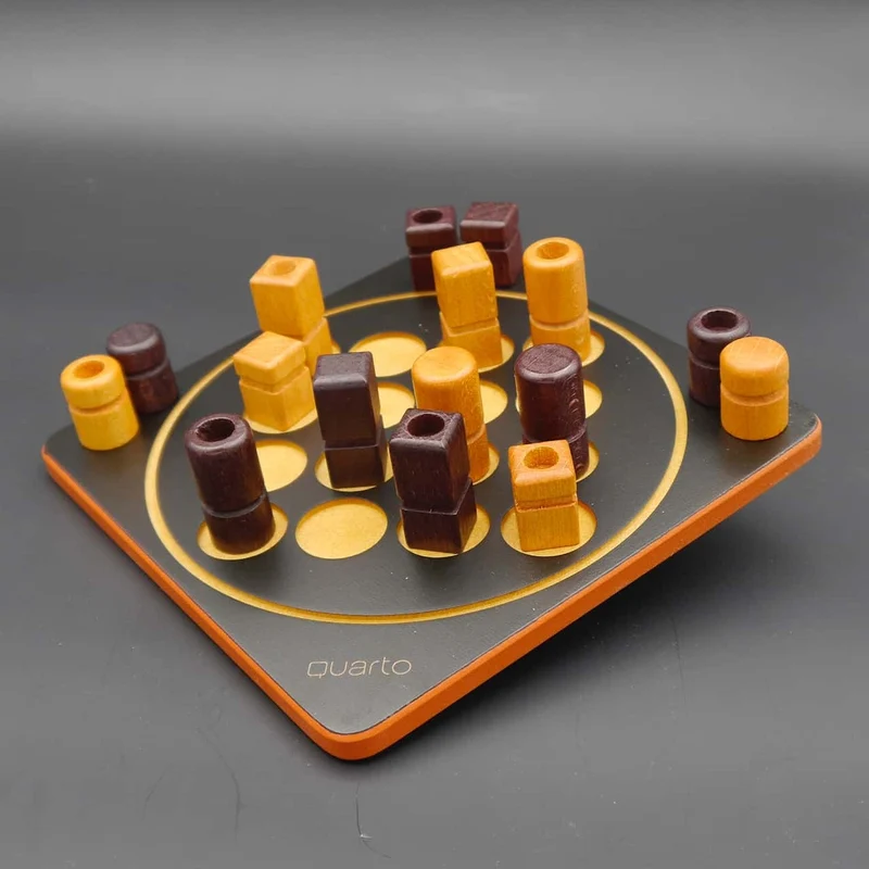 QUARTO - Das Spiel der verdeckten Strategie