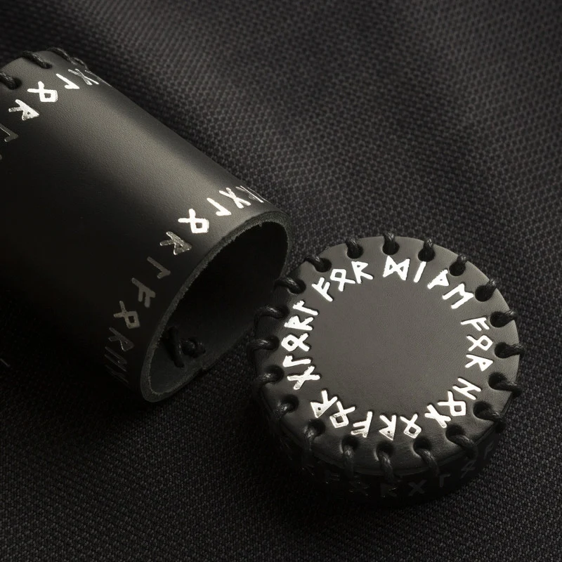 Runic Black Würfelbecher aus Leder