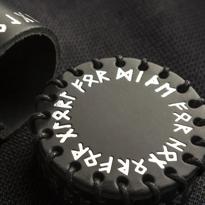Runic Black Würfelbecher aus Leder