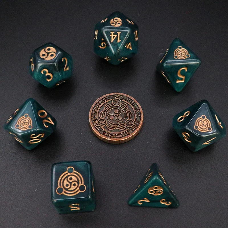 Verschiedene Klassenwürfel-Sets (7 Würfel, 1 Münze)