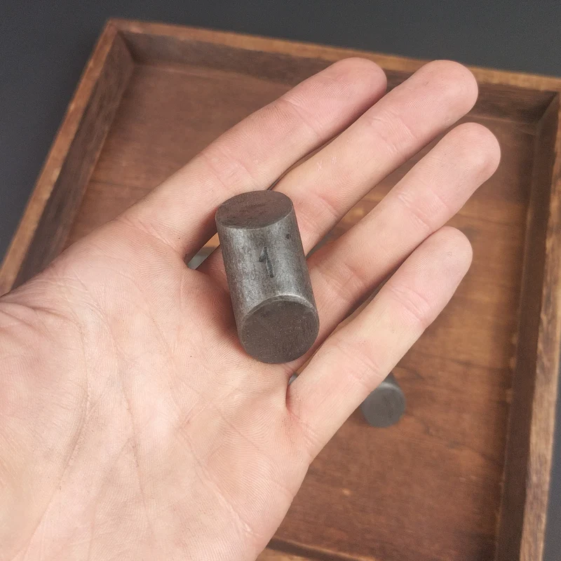 Handgeschmiedeter D1 Gimmick-Würfel aus Stahl
