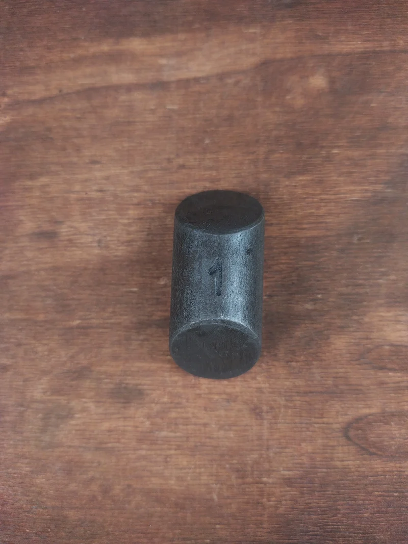 Handgeschmiedeter D1 Gimmick-Würfel aus Stahl