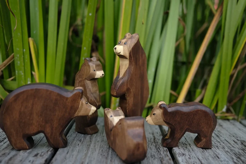 Holzwald Holzfigur Bär klein liegend