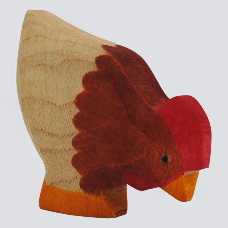 Holzwald Holzfigur Huhn pickend